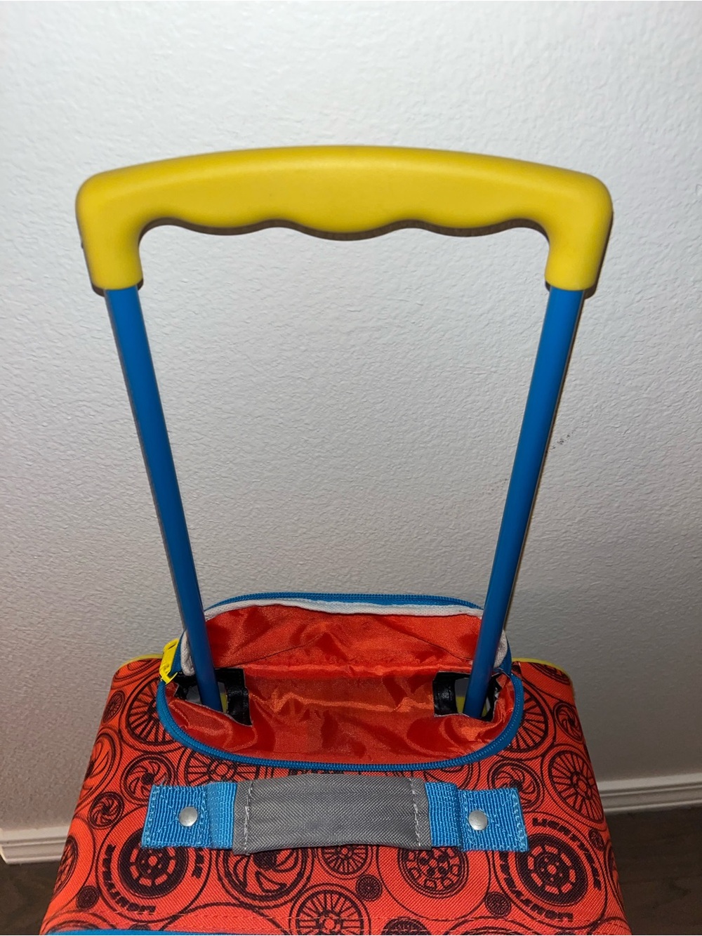Disney Pixar Cars Way Ahead Of You Rolling Suitcase Lightning McQueen Luggage - Picture 2 of 8